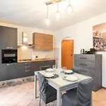 Limone - Featuring A Private Garden And Access To A Pool Daire Barcuzzi